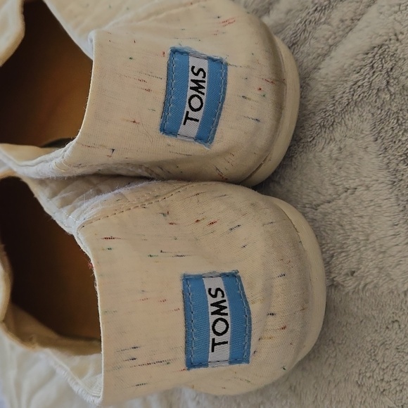 TOMS - Picture 2 of 8